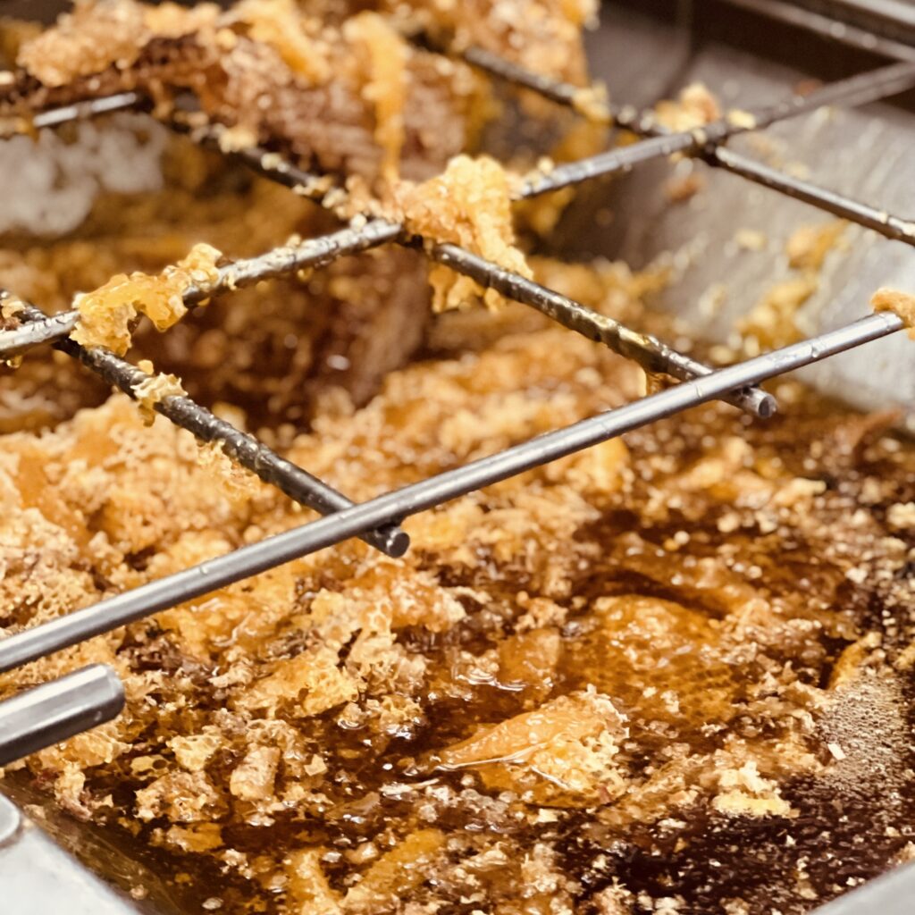 Le miel est la cire sont collectés ensemble